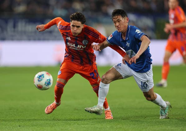 21.03.2026, Fussball 2. Bundesliga, SV Darmstadt 98 - FC Schalke 04, v.l., Soufiane El-Faouzi (FC Schalke 04), Hiroki Akiyama (SV Darmstadt 98) DFL DFB REGULATIONS PROHIBIT ANY USE OF PHOTOGRAPHS AS IMAGE SEQUENCES AND OR QUASI-VIDEO. xdcx