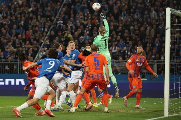 2025.03.21 xjfx Fussball 2.Bundesliga SV Darmstadt 98 - FC Schalke 04 v.l., Torwart, goalkeeper Loris Karius (FC Schalke 04) in aktion, in action, (DFL DFB REGULATIONS PROHIBIT ANY USE OF PHOTOGRAPHS as IMAGE SEQUENCES and or QUASI-VIDEO)