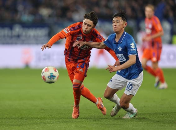 21.03.2026, Fussball 2. Bundesliga, SV Darmstadt 98 - FC Schalke 04, v.l., Soufiane El-Faouzi (FC Schalke 04), Hiroki Akiyama (SV Darmstadt 98) DFL DFB REGULATIONS PROHIBIT ANY USE OF PHOTOGRAPHS AS IMAGE SEQUENCES AND OR QUASI-VIDEO. xdcx