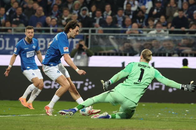 2025.03.21 xjfx Fussball 2.Bundesliga SV Darmstadt 98 - FC Schalke 04 v.l., Fraser Hornby (SV Darmstadt 98), Torwart, goalkeeper Loris Karius (FC Schalke 04), in aktion, in action, (DFL DFB REGULATIONS PROHIBIT ANY USE OF PHOTOGRAPHS as IMAGE SEQUENCES and or QUASI-VIDEO)
