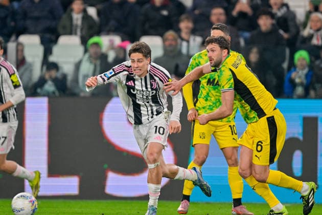 Juventus Kenan Yildiz fights for the ball with Sassuolo s Sebastian Walukiewicz during the Serie A soccer match between Juventus and Sassuolo at the Allianz Stadium in Turin, Italy - Saturday, March 21, 2026. - Soccer .  Copyright: xTanoxPecoraro LaPressex