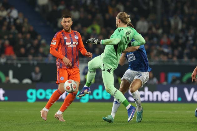 2025.03.21 xjfx Fussball 2.Bundesliga SV Darmstadt 98 - FC Schalke 04 v.l., Hasan Kurucay (FC Schalke 04), Torwart, goalkeeper Loris Karius (FC Schalke 04), Kilian Julian Corredor (SV Darmstadt 98) in aktion, in action, (DFL DFB REGULATIONS PROHIBIT ANY USE OF PHOTOGRAPHS as IMAGE SEQUENCES and or QUASI-VIDEO)