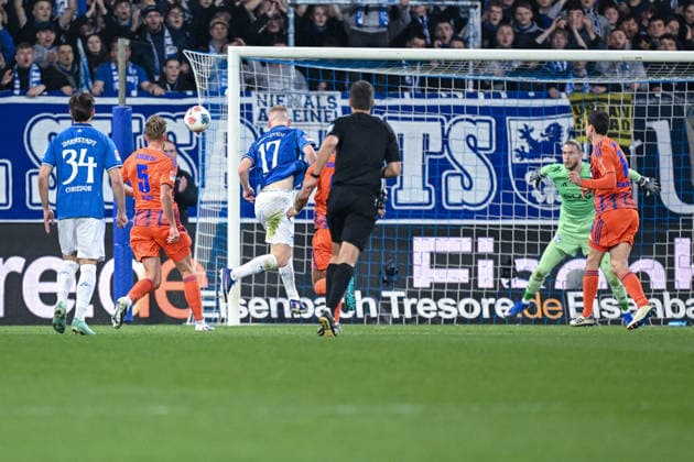 21.03.2026, Fussball, 2. Bundesliga, Saison 2025 2026, 26. Spieltag, SV Darmstadt 98 - FC Schalke 04, Kai Klefisch (SV Darmstadt) köpft am Tor vorbei xRHR-FOTO YYx