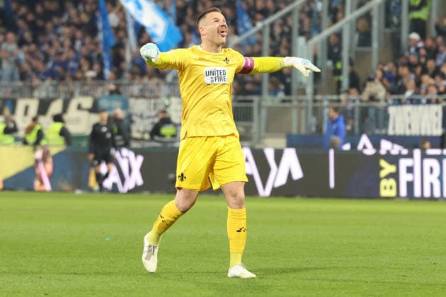 21.03.2026, xrekx, Fussball 2.Bundesliga, SV Darmstadt 98 - FC Schalke 04 v.l. Marcel Schuhen (SV Darmstadt 98) bejubelt den Treffer zum 1:1 mit dem VAR Zeichen gibt Anweisungen, gestikuliert, mit den Armen gestikulieren gives instructions, gesticulate (DFL DFB REGULATIONS PROHIBIT ANY USE OF PHOTOGRAPHS as IMAGE SEQUENCES and or QUASI-VIDEO) Darmstadt