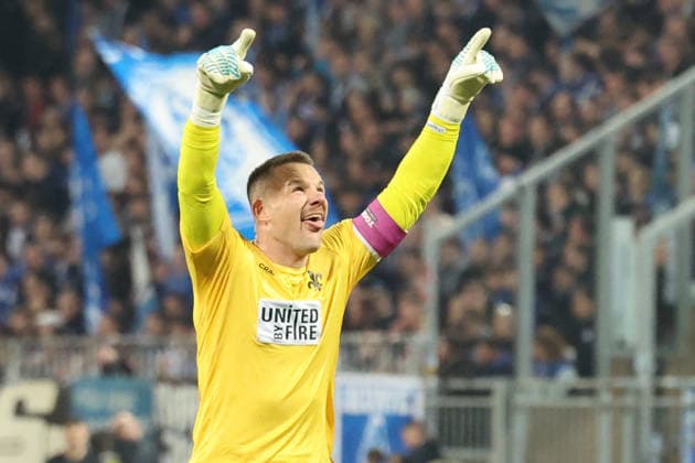 21.03.2026, xrekx, Fussball 2.Bundesliga, SV Darmstadt 98 - FC Schalke 04 v.l. Marcel Schuhen (SV Darmstadt 98) bejubelt den Treffer zum 1:1 mit dem VAR Zeichen gibt Anweisungen, gestikuliert, mit den Armen gestikulieren gives instructions, gesticulate (DFL DFB REGULATIONS PROHIBIT ANY USE OF PHOTOGRAPHS as IMAGE SEQUENCES and or QUASI-VIDEO) Darmstadt