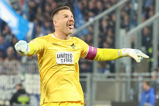 21.03.2026, xrekx, Fussball 2.Bundesliga, SV Darmstadt 98 - FC Schalke 04 v.l. Marcel Schuhen (SV Darmstadt 98) bejubelt den Treffer zum 1:1 mit dem VAR Zeichen gibt Anweisungen, gestikuliert, mit den Armen gestikulieren gives instructions, gesticulate (DFL DFB REGULATIONS PROHIBIT ANY USE OF PHOTOGRAPHS as IMAGE SEQUENCES and or QUASI-VIDEO) Darmstadt
