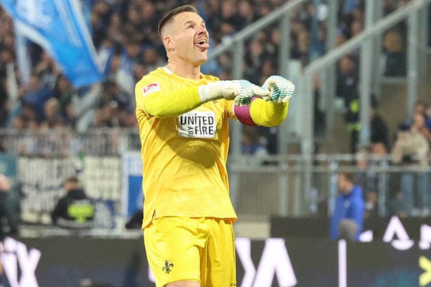 21.03.2026, xrekx, Fussball 2.Bundesliga, SV Darmstadt 98 - FC Schalke 04 v.l. Marcel Schuhen (SV Darmstadt 98) bejubelt den Treffer zum 1:1 mit dem VAR Zeichen gibt Anweisungen, gestikuliert, mit den Armen gestikulieren gives instructions, gesticulate (DFL DFB REGULATIONS PROHIBIT ANY USE OF PHOTOGRAPHS as IMAGE SEQUENCES and or QUASI-VIDEO) Darmstadt