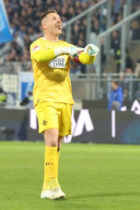 21.03.2026, xrekx, Fussball 2.Bundesliga, SV Darmstadt 98 - FC Schalke 04 v.l. Marcel Schuhen (SV Darmstadt 98) bejubelt den Treffer zum 1:1 mit dem VAR Zeichen gibt Anweisungen, gestikuliert, mit den Armen gestikulieren gives instructions, gesticulate (DFL DFB REGULATIONS PROHIBIT ANY USE OF PHOTOGRAPHS as IMAGE SEQUENCES and or QUASI-VIDEO) Darmstadt