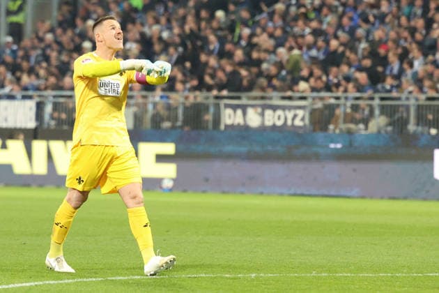 21.03.2026, xrekx, Fussball 2.Bundesliga, SV Darmstadt 98 - FC Schalke 04 v.l. Marcel Schuhen (SV Darmstadt 98) bejubelt den Treffer zum 1:1 mit dem VAR Zeichen gibt Anweisungen, gestikuliert, mit den Armen gestikulieren gives instructions, gesticulate (DFL DFB REGULATIONS PROHIBIT ANY USE OF PHOTOGRAPHS as IMAGE SEQUENCES and or QUASI-VIDEO) Darmstadt