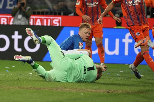 2025.03.21 xjfx Fussball 2.Bundesliga SV Darmstadt 98 - FC Schalke 04 v.l., Torwart, goalkeeper Loris Karius (FC Schalke 04), Isac Alexi Sivert Lidberg (SV Darmstadt 98) zweikampf, action, aktion, battles for the Ball (DFL DFB REGULATIONS PROHIBIT ANY USE OF PHOTOGRAPHS as IMAGE SEQUENCES and or QUASI-VIDEO)