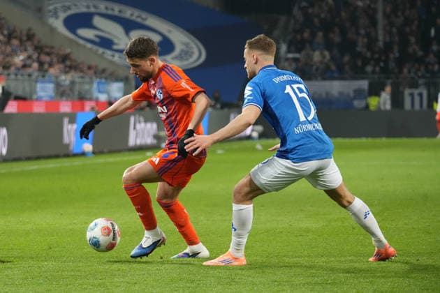 Deutschland: Fussball 2. Bundesliga 2025 26, 27. Spieltag - SV Darmstadt 98 vs FC Schalke 04 - Merck-Stadion am Böllenfalltor: Adil Aouchiche (Schalke 04, 24) gegen Fabian Nürnberger (SV Darmstadt, 15)