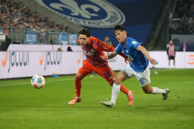 Deutschland: Fussball 2. Bundesliga 2025 26, 27. Spieltag - SV Darmstadt 98 vs FC Schalke 04 - Merck-Stadion am Böllenfalltor: Soufiane El-Faouzi (Schalke 04, 23) gegen Hiroki Akiyama (SV Darmstadt, 16)