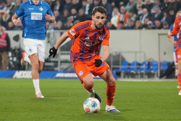 Deutschland: Fussball 2. Bundesliga 2025 26, 27. Spieltag - SV Darmstadt 98 vs FC Schalke 04 - Merck-Stadion am Böllenfalltor: Adil Aouchiche (Schalke 04, 24)