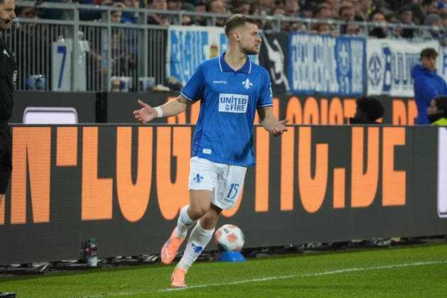 Deutschland: Fussball 2. Bundesliga 2025 26, 27. Spieltag - SV Darmstadt 98 vs FC Schalke 04 - Merck-Stadion am Böllenfalltor: Fabian Nürnberger (SV Darmstadt, 15) fragt sich was