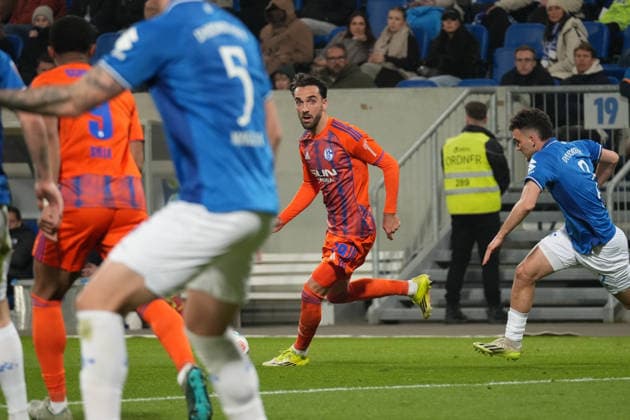 Deutschland: Fussball 2. Bundesliga 2025 26, 27. Spieltag - SV Darmstadt 98 vs FC Schalke 04 - Merck-Stadion am Böllenfalltor: Kenan Karaman (Schalke 04, 19) gegen alle
