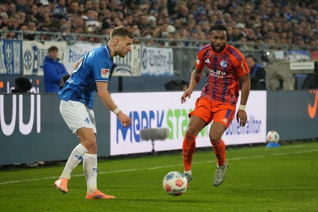 Deutschland: Fussball 2. Bundesliga 2025 26, 27. Spieltag - SV Darmstadt 98 vs FC Schalke 04 - Merck-Stadion am Böllenfalltor: Fabian Nürnberger (SV Darmstadt, 15) gegen Moussa Sylla (Schalke 04, 9)