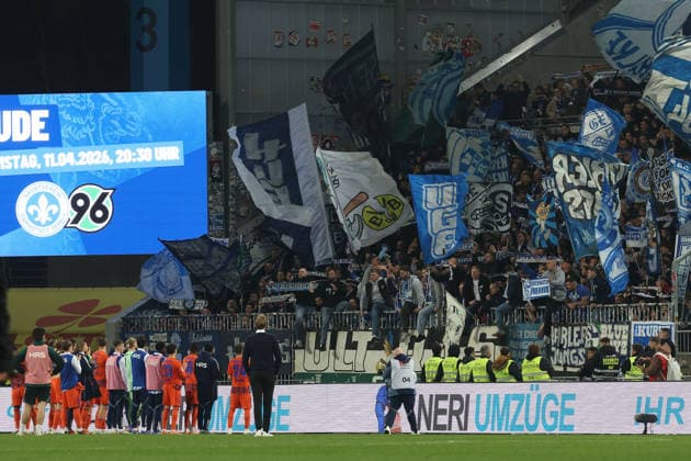 2025.03.21 xjfx Fussball 2.Bundesliga SV Darmstadt 98 - FC Schalke 04 v.l., die Mannschaft von FC Schalke 04 bedankt sich bei den Fans, bedanken, Dank. Mannschaft nach dem Spiel, after the match bedankt sich bei den Fans, applauds the fans (DFL DFB REGULATIONS PROHIBIT ANY USE OF PHOTOGRAPHS as IMAGE SEQUENCES and or QUASI-VIDEO)