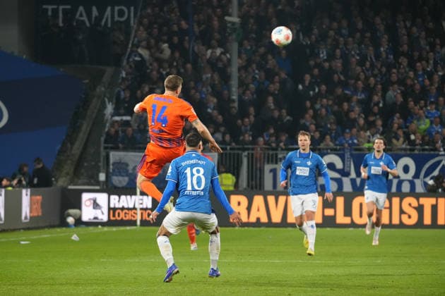 Deutschland: Fussball 2. Bundesliga 2025 26, 27. Spieltag - SV Darmstadt 98 vs FC Schalke 04 - Merck-Stadion am Böllenfalltor: Janik Bachmann (Schalke 04, 14) gegen Raoul Petretta (SV Darmstadt, 18)