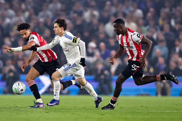 Leeds United v Brentford, Premier League Brenden Aaronson of Leeds United and Kevin Schade of Brentford battle for possession of the ball during the Leeds United v Brentford Premier League match at Elland Road, Leeds, England on 21 March 2026 Credit: Ryan Crockett Every Second Media Editorial use only. All images are copyright Every Second Media Limited. No images may be reproduced without prior permission. All rights reserved. Premier League and Football League images are subject to licensing agreements with Football DataCo Limited. see https: www.football-dataco.com Copyright: xIMAGO EveryxSecondxMediax ESM-1868-0066 RyanxCrockettx xEveryxSecondxMediax