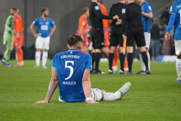 Deutschland: Fussball 2. Bundesliga 2025 26, 27. Spieltag - SV Darmstadt 98 vs FC Schalke 04 - Merck-Stadion am Böllenfalltor: Matej Maglica (SV Darmstadt, 5) am Boden nach Unentschieden gegen Schalke