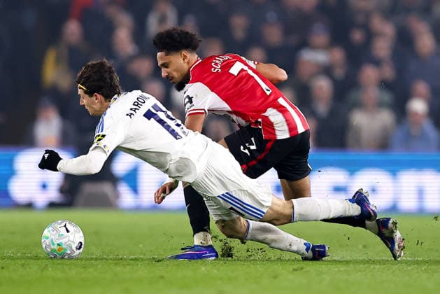 Leeds United v Brentford, Premier League Brenden Aaronson of Leeds United and Kevin Schade of Brentford chase down the ball during the Leeds United v Brentford Premier League match at Elland Road, Leeds, England on 21 March 2026 Credit: Ryan Crockett Every Second Media Editorial use only. All images are copyright Every Second Media Limited. No images may be reproduced without prior permission. All rights reserved. Premier League and Football League images are subject to licensing agreements with Football DataCo Limited. see https: www.football-dataco.com Copyright: xIMAGO EveryxSecondxMediax ESM-1868-0069 RyanxCrockettx xEveryxSecondxMediax