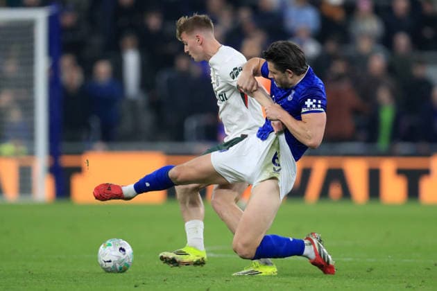 21st March 2026; Hill Dickinson Stadium, Liverpool, England; Premier League Football, Everton versus Chelsea; Liam Delap of Chelsea is tackled by James Tarkowski of Everton  DavidxBlunsden Content restricted for UK based newspaper