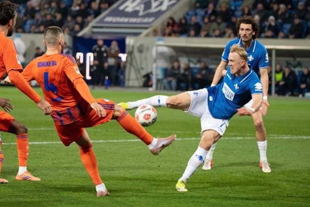 2025.03.21 xjfx Fussball 2.Bundesliga SV Darmstadt 98 - FC Schalke 04 v.l., Hasan Kurucay (FC Schalke 04), Isac Alexi Sivert Lidberg (SV Darmstadt 98) schiesst das Tor zum 1:1, scores the goal to (DFL DFB REGULATIONS PROHIBIT ANY USE OF PHOTOGRAPHS as IMAGE SEQUENCES and or QUASI-VIDEO)