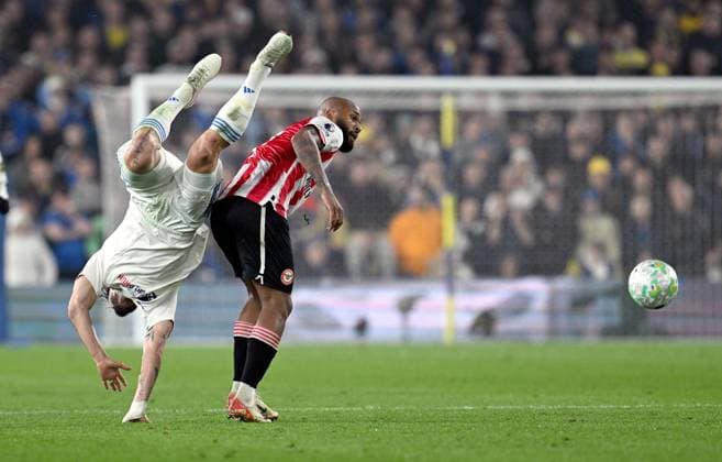 Pascal Struijk of Leeds United and Igor Thiago of Brentford collide Leeds v Brentford, Premier League, Football, Elland Road, Leeds, UK - 21 Mar 2026Leeds Elland Road United Kingdom EDITORIAL USE ONLY No use with unauthorised audio, video, data, fixture lists, club league logos or live services. Online in-match use limited to 120 images, no video emulation. No use in betting, games or single club league player publications. Copyright: xAnnaxGowthorpe Shutterstockx 16783311am