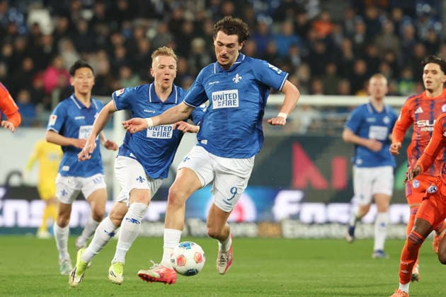 2025.03.21 xjfx Fussball 2.Bundesliga SV Darmstadt 98 - FC Schalke 04 v.l., Fraser Hornby (SV Darmstadt 98) in aktion, in action, (DFL DFB REGULATIONS PROHIBIT ANY USE OF PHOTOGRAPHS as IMAGE SEQUENCES and or QUASI-VIDEO)