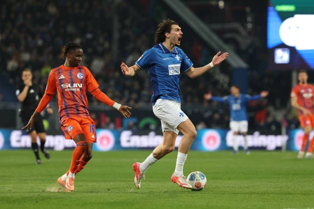 2025.03.21 xjfx Fussball 2.Bundesliga SV Darmstadt 98 - FC Schalke 04 v.l., Moussa NÂ Diaye (FC Schalke 04), Fraser Hornby (SV Darmstadt 98) enttaeuscht, enttaeuscht schauend, dissapointed, traurig, frustiert, frust, gefrustet (DFL DFB REGULATIONS PROHIBIT ANY USE OF PHOTOGRAPHS as IMAGE SEQUENCES and or QUASI-VIDEO)