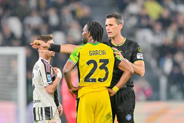 the referee and Sassuolo s Ulisses Garcia Lopes during the Serie A soccer match between Juventus and Sassuolo at the Allianz Stadium in Turin, Italy - Saturday, March 21, 2026. - Soccer .  Copyright: xTanoxPecoraro LaPressex