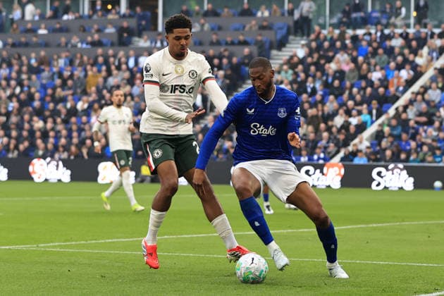 21st March 2026; Hill Dickinson Stadium, Liverpool, England; Premier League Football, Everton versus Chelsea; Beto of Everton shields the ball from Wesley Fofana of Chelsea  DavidxBlunsden Content restricted for UK based newspaper