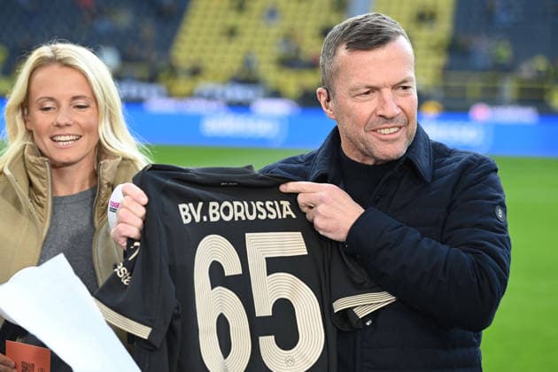 v.l. Julia SIMIC, Moderatorin, Lothar MATTHAEUS, Matthäus, Fussball-Experte, hat von Trainer Niko KOVAC (DO) ein BVB- Trikot zu seinem 65. Geburtstag geschenkt bekommen, Fussball 1. Bundesliga, 27.Spieltag, matchday27, Borussia Dortmund (DO) - Hamburger SV (HH) 3-2 am 21.03.2026 in Dortmund Deutschland. DFL regulations prohibit any use of photographs as image sequences and or quasi-video Â *** f l Julia SIMIC, presenter, Lothar MATTHAEUS, Matthäus, football expert, received a BVB jersey from coach Niko KOVAC DO for his 65th birthday, Football 1 Bundesliga, 27 Matchday, matchday27, Borussia Dortmund DO Hamburger SV HH 3 2 on 21 03 2026 in Dortmund Germany DFL regulations prohibit any use of photographs as image sequences and or quasi video Â