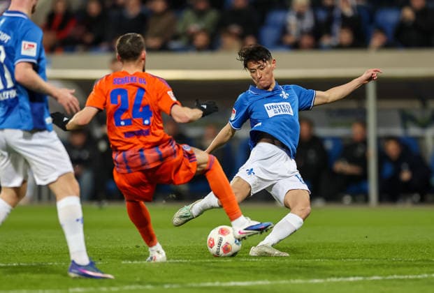 21.03.2026, Fussball 2. Bundesliga, SV Darmstadt 98 - FC Schalke 04, v.l., Adil Aouchiche (FC Schalke 04), Hiroki Akiyama (SV Darmstadt 98) DFL DFB REGULATIONS PROHIBIT ANY USE OF PHOTOGRAPHS AS IMAGE SEQUENCES AND OR QUASI-VIDEO. xdcx