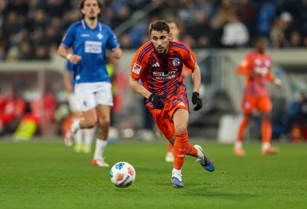 21.03.2026, Fussball 2. Bundesliga, SV Darmstadt 98 - FC Schalke 04, v.l., Adil Aouchiche (FC Schalke 04) DFL DFB REGULATIONS PROHIBIT ANY USE OF PHOTOGRAPHS AS IMAGE SEQUENCES AND OR QUASI-VIDEO. xdcx