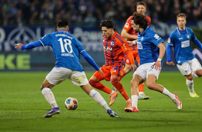 21.03.2026, Fussball 2. Bundesliga, SV Darmstadt 98 - FC Schalke 04, v.l., Raoul Petretta (SV Darmstadt 98), Soufiane El-Faouzi (FC Schalke 04), Fraser Hornby (SV Darmstadt 98) DFL DFB REGULATIONS PROHIBIT ANY USE OF PHOTOGRAPHS AS IMAGE SEQUENCES AND OR QUASI-VIDEO. xdcx