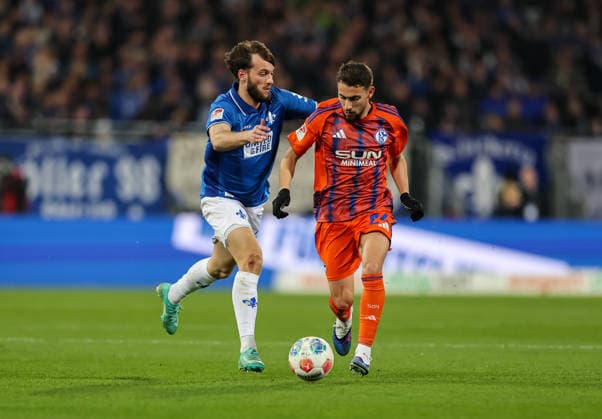 21.03.2026, Fussball 2. Bundesliga, SV Darmstadt 98 - FC Schalke 04, v.l., Adil Aouchiche (FC Schalke 04), Killian Corredor (SV Darmstadt 98) DFL DFB REGULATIONS PROHIBIT ANY USE OF PHOTOGRAPHS AS IMAGE SEQUENCES AND OR QUASI-VIDEO. xdcx
