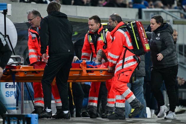 Luca Marseiler (SV Darmstadt 1898, 08) muss verletzt vom Platz und wird mit einer Trage runtergebracht. GER, SV Darmstadt 98 vs. FC Schalke 04, Fussball 2. Bundesliga, 27. Spieltag, Saison 2025 2026, 21.03.2026. DFL regulations prohibit any use of photographs as image sequences and or quasi-video GER, SV Darmstadt 98 vs. FC Schalke 04, Fussball 2. Bundesliga, 27. Spieltag, Saison 2025 2026, 21.03.2026. Darmstadt