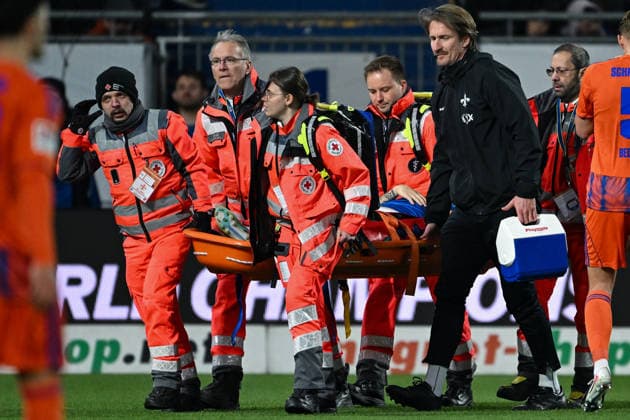 Luca Marseiler (SV Darmstadt 1898, 08) muss verletzt vom Platz und wird mit einer Trage runtergebracht. GER, SV Darmstadt 98 vs. FC Schalke 04, Fussball 2. Bundesliga, 27. Spieltag, Saison 2025 2026, 21.03.2026. DFL regulations prohibit any use of photographs as image sequences and or quasi-video GER, SV Darmstadt 98 vs. FC Schalke 04, Fussball 2. Bundesliga, 27. Spieltag, Saison 2025 2026, 21.03.2026. Darmstadt