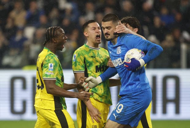 CALCIO - Serie A - Juventus FC vs US Sassuolo Arijanet Muric of US Sassuolo celebrating with team mates after saving a penalty during the Italian Serie A, season 2025-2026, football match between Juventus FC and US Sassuolo on 21 March 2026, at Allianz Stadium, Turin, Italy. Photo, Nderim Kaceli Turin Italy  Copyright: xIPAxSport ABACAx