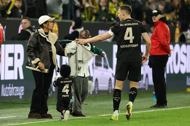 Dortmund, Germany, 21.03.26, Nico Schlotterbecks (Borussia Dortmund) Frau Sabrina mit Kind und Nico Schlotterbeck (Borussia Dortmund) während des Spiels der 1. Bundesliga zwischen Borussia Dortmund - Hamburger SV im Signal Iduna Park in Dortmund. (Photo by Joachim Bywaletz) DFB DFL REGULATIONS PROHIBIT ANY USE OF PHOTOGRAPHS AS IMAGE SEQUENCES AND OR QUASI-VIDEO. *** Dortmund, Germany, 21 03 26, Nico Schlotterbecks Borussia Dortmund wife Sabrina with child and Nico Schlotterbeck Borussia Dortmund during the Bundesliga 1 match between Borussia Dortmund Hamburger SV at Signal Iduna Park in Dortmund Photo by Joachim Bywaletz DFB DFL REGULATIONS PROHIBIT ANY USE OF PHOTOGRAPHS AS IMAGE SEQUENCES AND OR QUASI VIDEO Copyright: JoachimxBywaletz xJB-Sportfoto