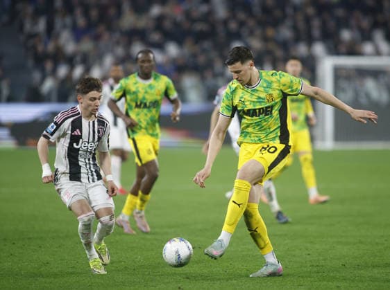 Tarik Muharemovic of US Sassuolo and Francisco Conceicao of Juventus FC during the Italian Serie A, season 2025-2026, football match between Juventus FC and US Sassuolo on 21 March 2026, at Allianz Stadium, Turin, Italy. Photo, Nderim Kaceli  Copyright: xNderimxKaceli IPAxSportx xipa-agency.netx xx IPA_73262880 IPA_Agency_IPA73262880