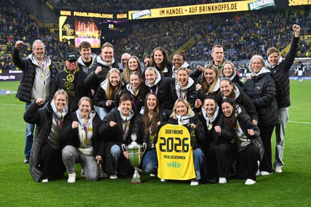 Die Damen-Handballmannschaft von Borussia Dortmund wird als DHB Pokalsieger geehrt, jubelnd, Jubel, Begeisterung, Freude, Emotion Fussball 1. Bundesliga, 27.Spieltag, matchday27, Borussia Dortmund (DO) - Hamburger SV (HH) 3-2 am 21.03.2026 in Dortmund Deutschland. DFL regulations prohibit any use of photographs as image sequences and or quasi-video Â *** The womens handball team of Borussia Dortmund is honored as DHB Cup winner, cheering, jubilation, enthusiasm, joy, emotion Football 1 Bundesliga, 27 matchday, matchday27, Borussia Dortmund DO Hamburger SV HH 3 2 on 21 03 2026 in Dortmund Germany DFL regulations prohibit any use of photographs as image sequences and or quasi video Â