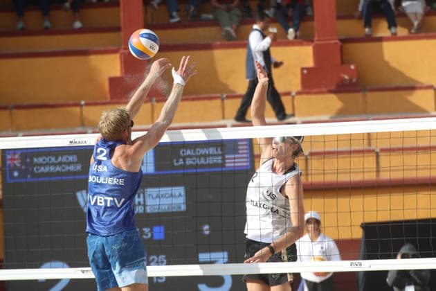 March 21, 2026, Tlaxcala, Ciudad de Mexico, Mexico: Izac Carracher of Australia spikes the ball against Jacob La Bouliere of United States during the quarterfinal match of the 2026 Men s Volleyball World Beach Pro Tour between United States and Australia. on March 21, 2026 in Tlaxcala, Mexico. Tlaxcala Mexico - ZUMAe321 20260321_zsa_e321_160 Copyright: xEssenexHernandezx