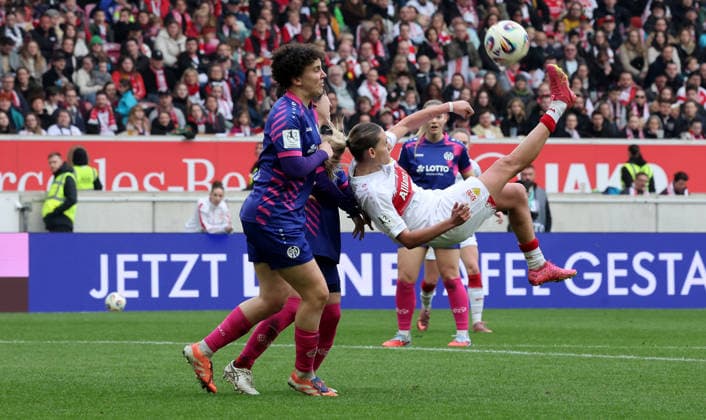 Stuttgart , Fußball Frauen 2. Bundesliga , VfB Stuttgart vs. 1. FSV Mainz 05 , von links: Anna Donner ( Mainz ) Daphina Redzepi ( VfB )