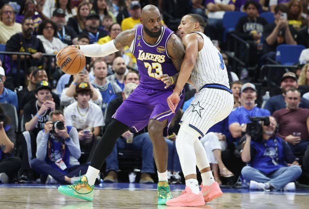 March 21, 2026, Orlando, Fl - Florida, USA: The Los Angeles Lakers LeBron James (23) leans into the Orlando Magic s Desmond Bane (3) at the Kia Center on Saturday, March 21, 2026, in Orlando, Florida. Orlando USA - ZUMAm67_ 20260321_zaf_m67_008 Copyright: xStephenxM.xDowellx