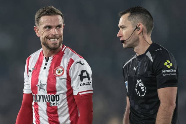 Leeds United v Brentford - Premier League Jordan Henderson of Brentford reacts to Referee Jarred Gillett during the Premier League match between Leeds United and Brentford at Elland Road in Leeds, United Kingdom, on March 21, 2026. Leeds West Yorkshire United Kingdom  Copyright: xNewsxImagesx originalFilename:cosgrove-premierl260321_np92i.jpg