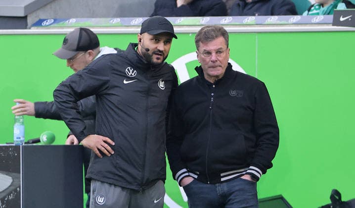 Co Trainer Murat Ural redet mit Trainer Dieter Hecking Fußball Fussball DFL Bundesliga Herren 27. Spieltag Saison 2025 2026 21.03.2026 VfL Wolfsburg WOB vs. SV Werder Bremen DFL regulations prohibit any use of photographs as image sequences and or quasi-video.