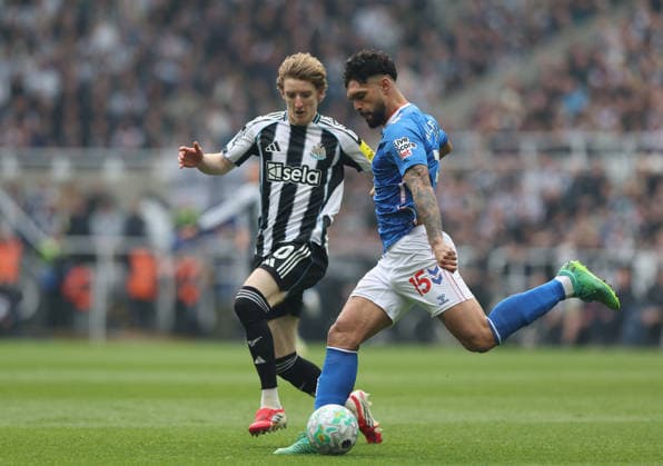 Newcastle Upon Tyne, England, 22nd March 2026. Anthony Gordon (L) of Newcastle United in action with Omar Alderete of Sunderland during the Newcastle United vs Sunderland Premier League match at St. James Park, Newcastle Upon Tyne. Picture credit should read: Nigel Roddis Sportimage EDITORIAL USE ONLY. No use with unauthorised audio, video, data, fixture lists, club league logos or live services. Online in-match use limited to 120 images, no video emulation. No use in betting, games or single club league player publications. SPI_031_NR_NEWC_SUND SPI-4633-0031