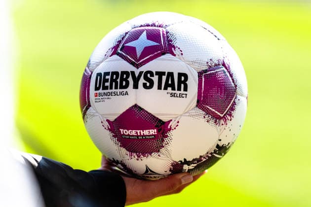 Deutschland: 2. Bundesliga 2025 2026 27. Spieltag, VfL Bochum vs. Holstein Kiel Sonntag, 22.03.2026 Vonovia Ruhr Stadion, Nordrhein-Westfalen Spielball Derbystar Aufschrift Together Stop Hate. Be a Team.